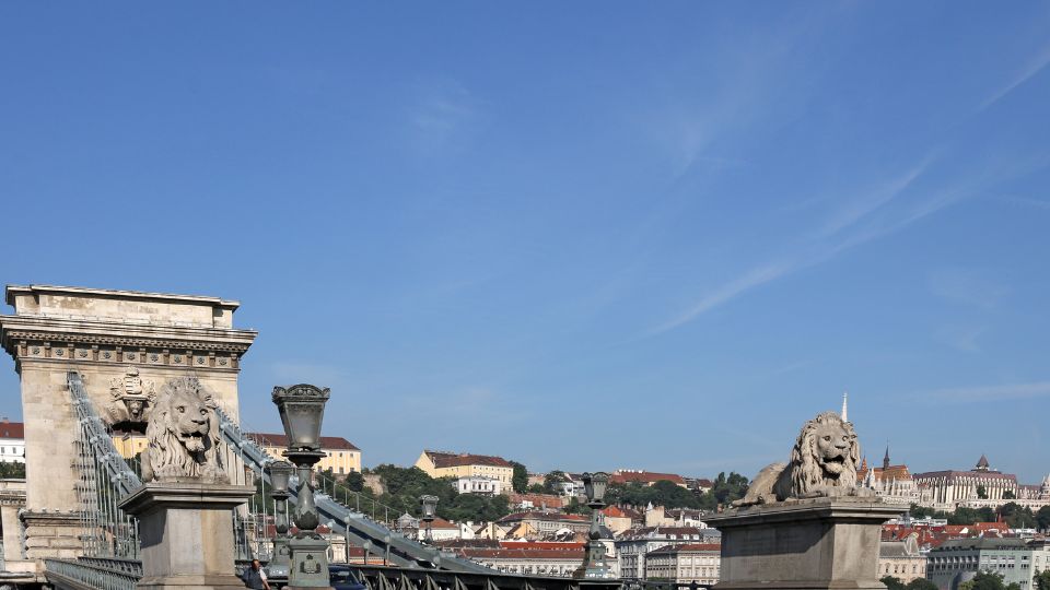 Lanchid-pesti-hidfojenel Budapest legérdekesebb köztéri szobrai